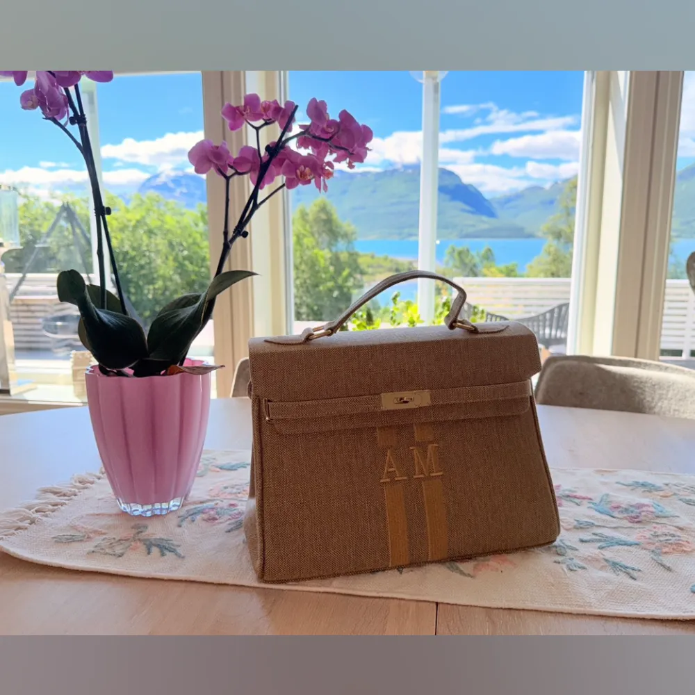 Customer with I Am Levant bag